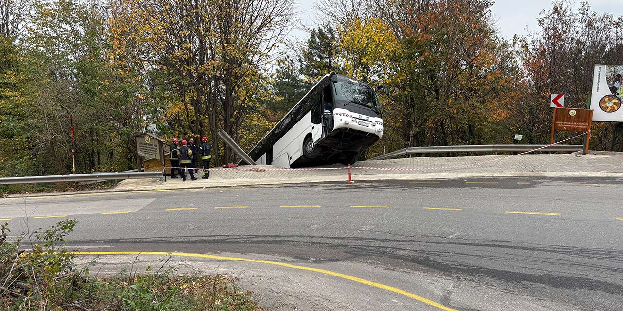 Tur otobüsü şarampole düştü! Kurtarma çalışmaları başlatıldı