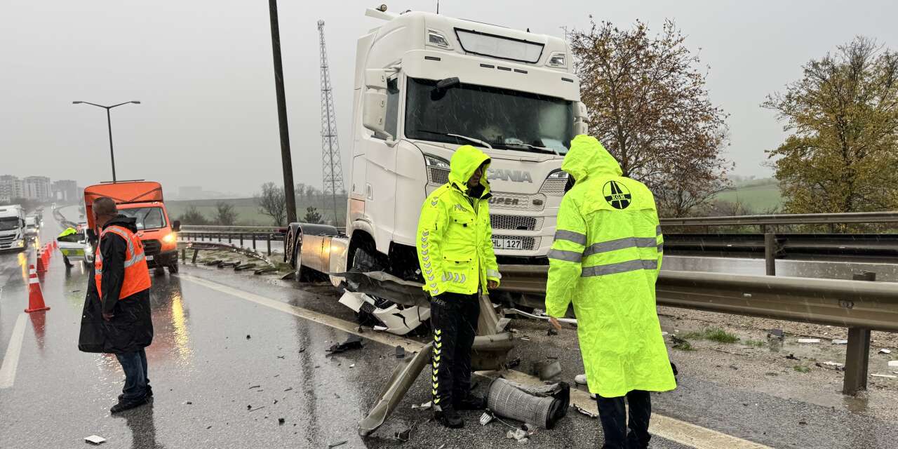 TIR bariyere ok gibi saplandı! Sürücü mucize eseri kurtuldu