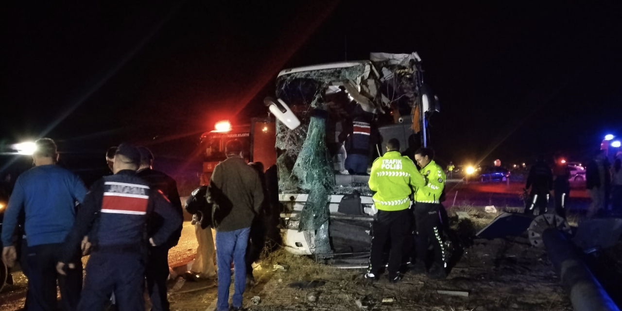 Yolcu otobüsü minibüsle çarpıştı! Çok sayıda yaralı var