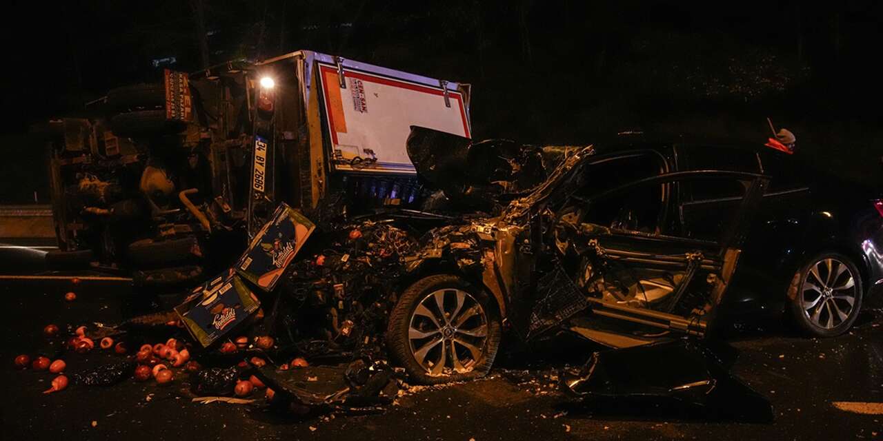 Feci kaza! Otomobil hurdaya döndü