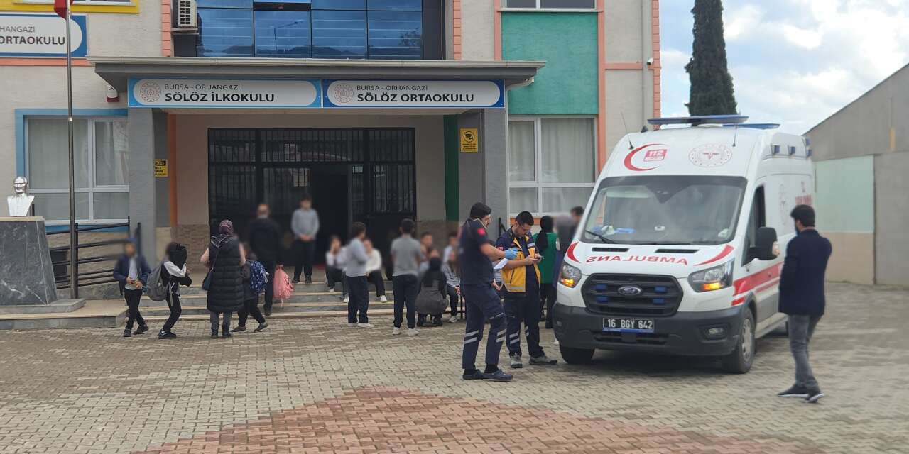 Yemekten zehirlenen 20 öğrenci hastanelik oldu