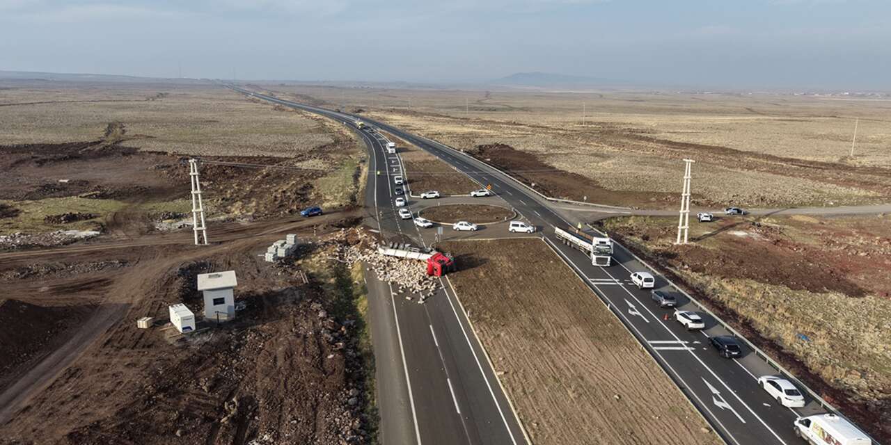 Devrilen TIR trafiği kilitledi