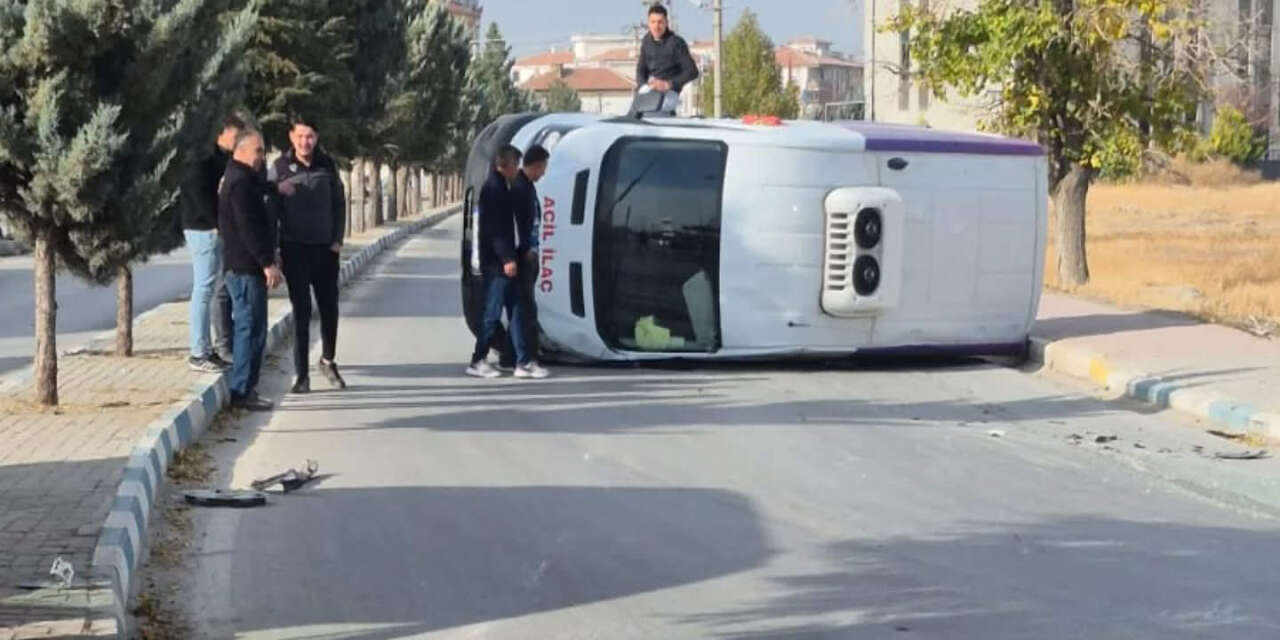 Konya’da acil ilaç aracı devrildi! 1 yaralı var