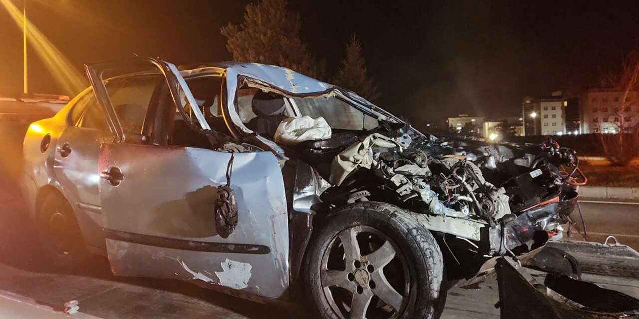 Feci kazada araç hurdaya döndü! Ölü ve yaralılar var