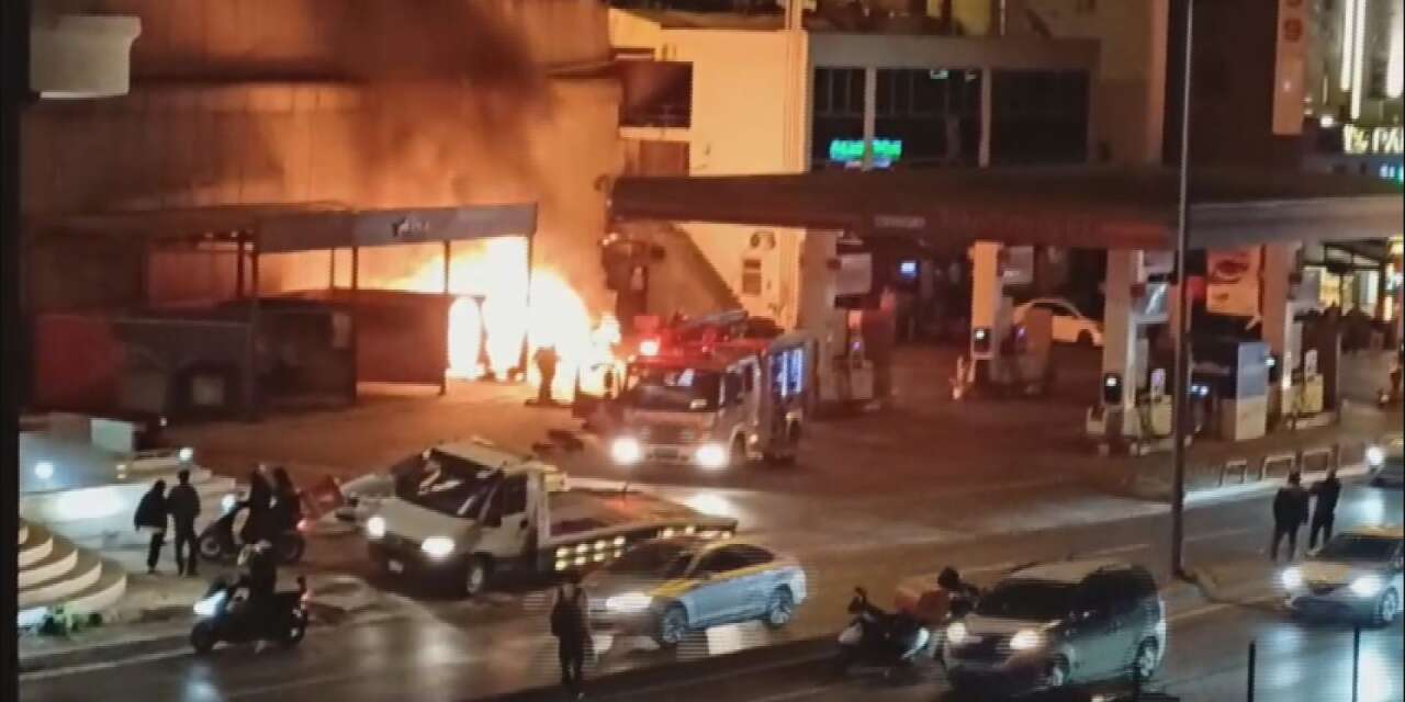 Şarjdaki elektrikli otomobil alev aldı, patladı! O anlar kameralarda