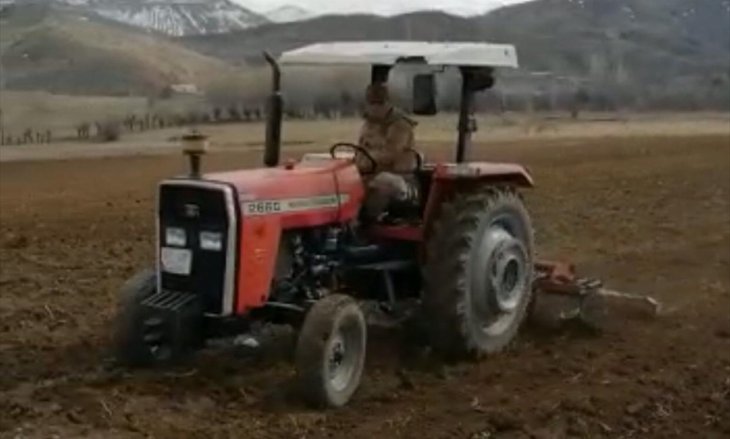 Mehmetçik, Kovid 19 nedeniyle evden çıkamayan yaşlı vatandaşın tarlasını sürdü
