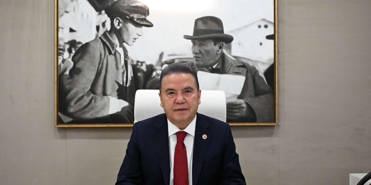 Muhittin Böcek gece yarısı acil şekilde hastaneye kaldırıldı