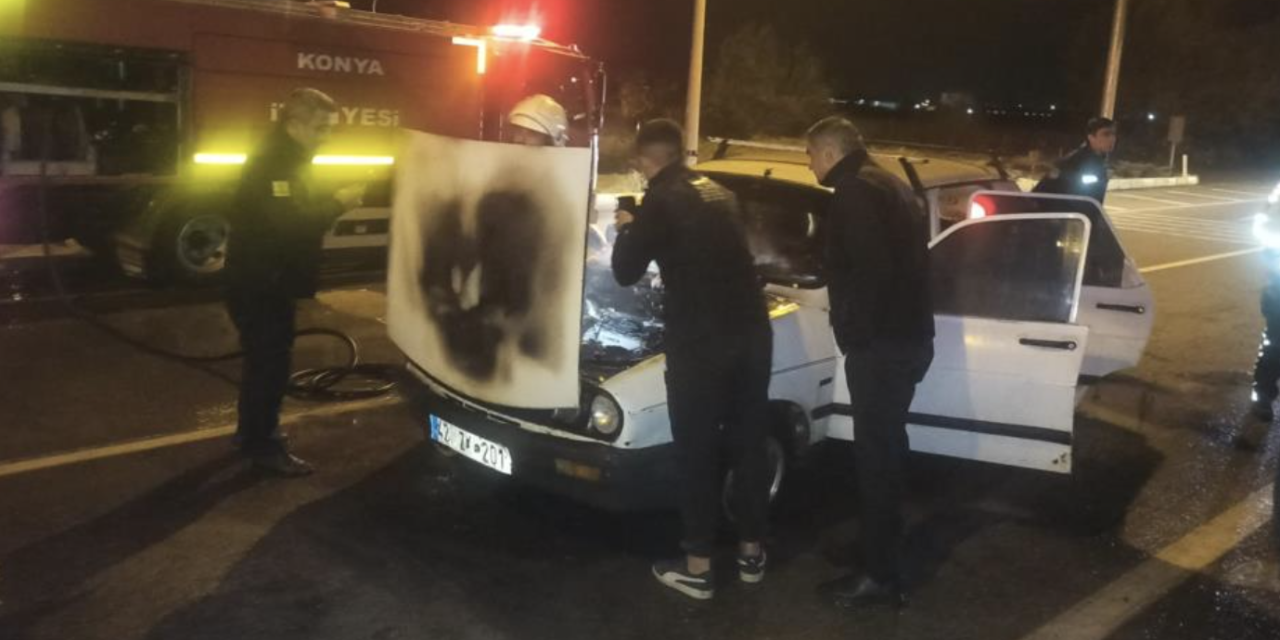 Konya’da kırmızı ışıkta bekleyen otomobil alev aldı