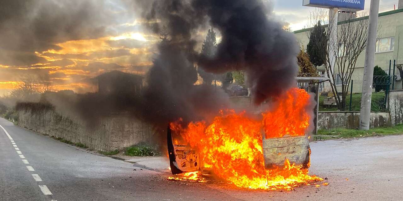 Seyir halindeki otomobil alev aldı