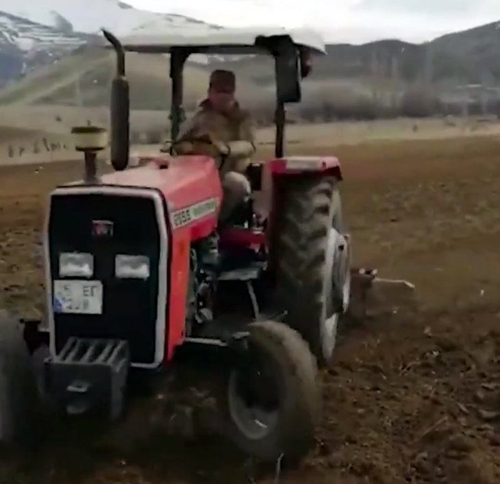 Evden çıkamayan çiftçinin tarlasını jandarma sürdü: Hasat zamanı görüşmek üzere