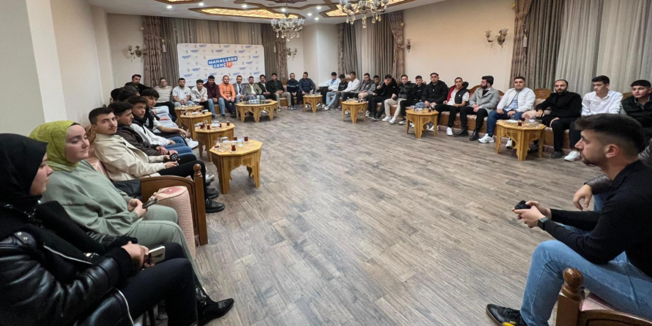 AK Parti Meram Gençlik ekibi iki mahallede gençlerle buluştu