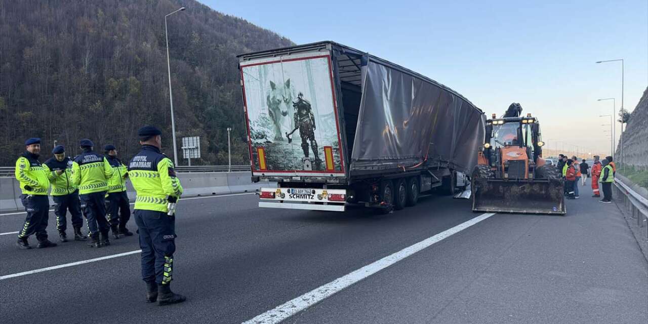 Kaza yapan TIR otoyolu trafiğe kapattı
