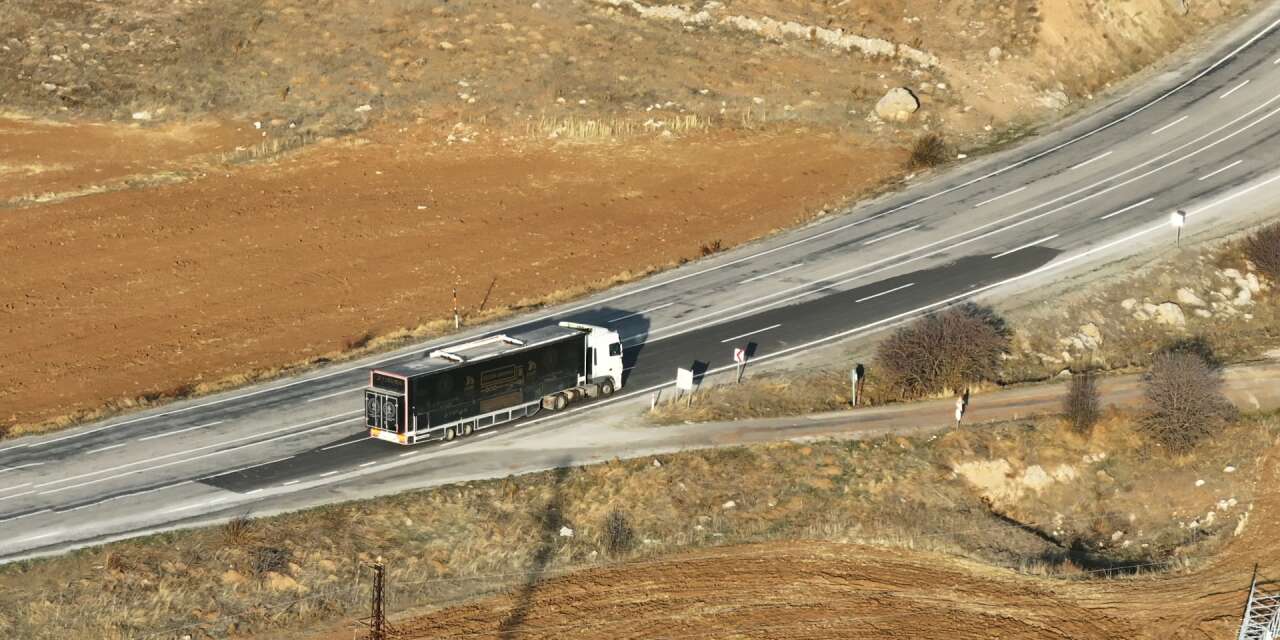 TIR’ın içine giren çocuklar gözlerine inanamadı