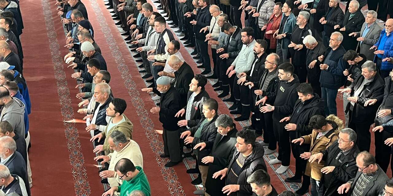 Tüm Konya Cuma vakti yağmur için dua etti