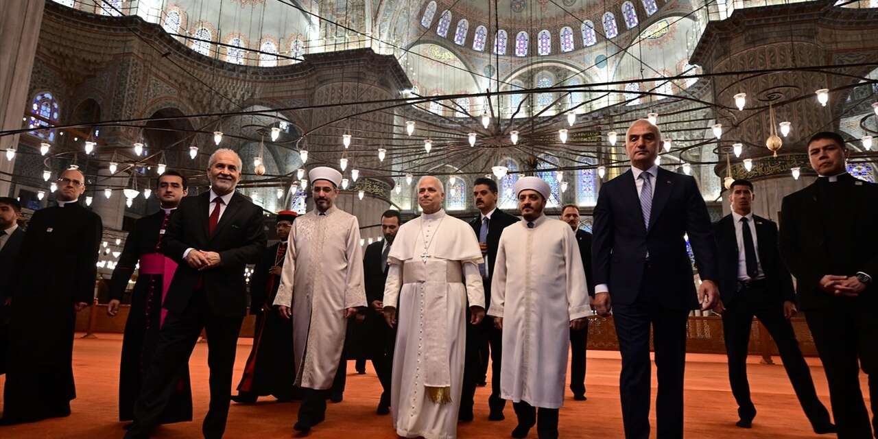 Papa camiyi ziyaret etti