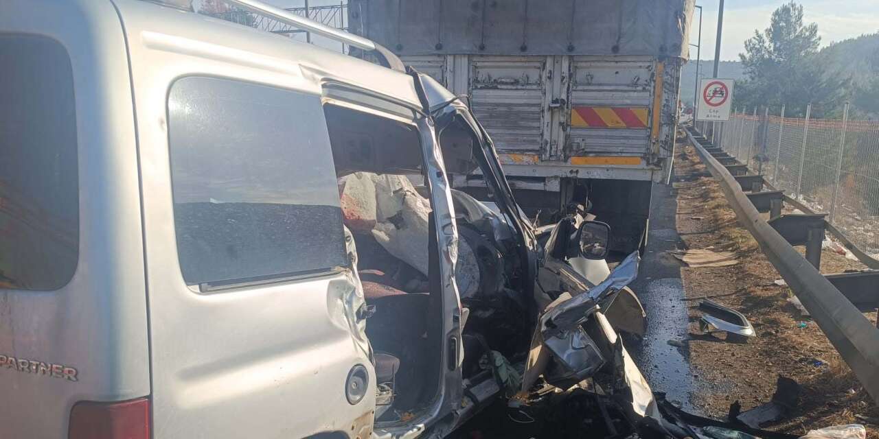 Kamyona çarpan hafif ticari araç 3 kişiye mezar oldu