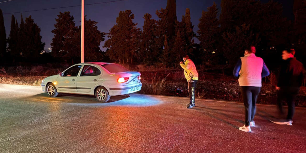 Otomobile çarpan motosikletli gencin dişleri cep telefonu ışığıyla arandı