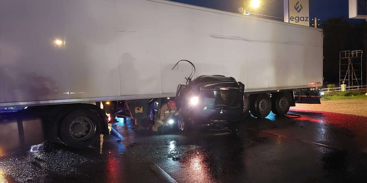 Tali yoldan çıkan TIR’a otomobil çarptı, karı koca can verdi