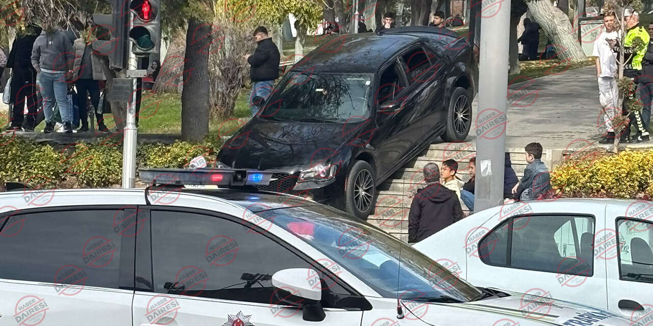 Konya bunu da gördü! Merdivenlerde asılı kaldı