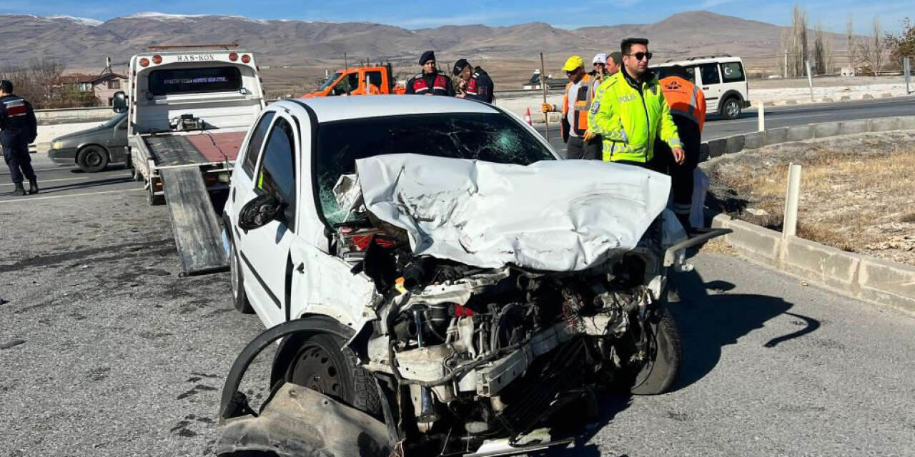 Konya plakalı otomobil kamyonla çarpıştı! 1 ağır yaralı var