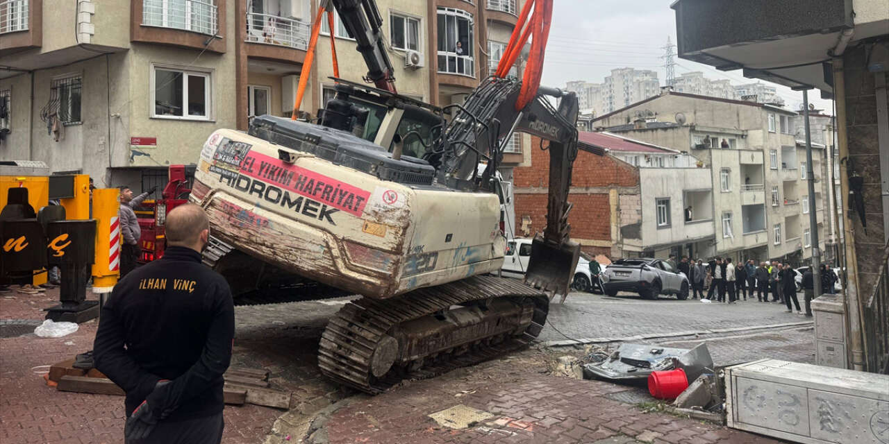 TIR’ın üzerindeki iş makinesi, 2 otomobil ve motosikletin üzerine devrildi