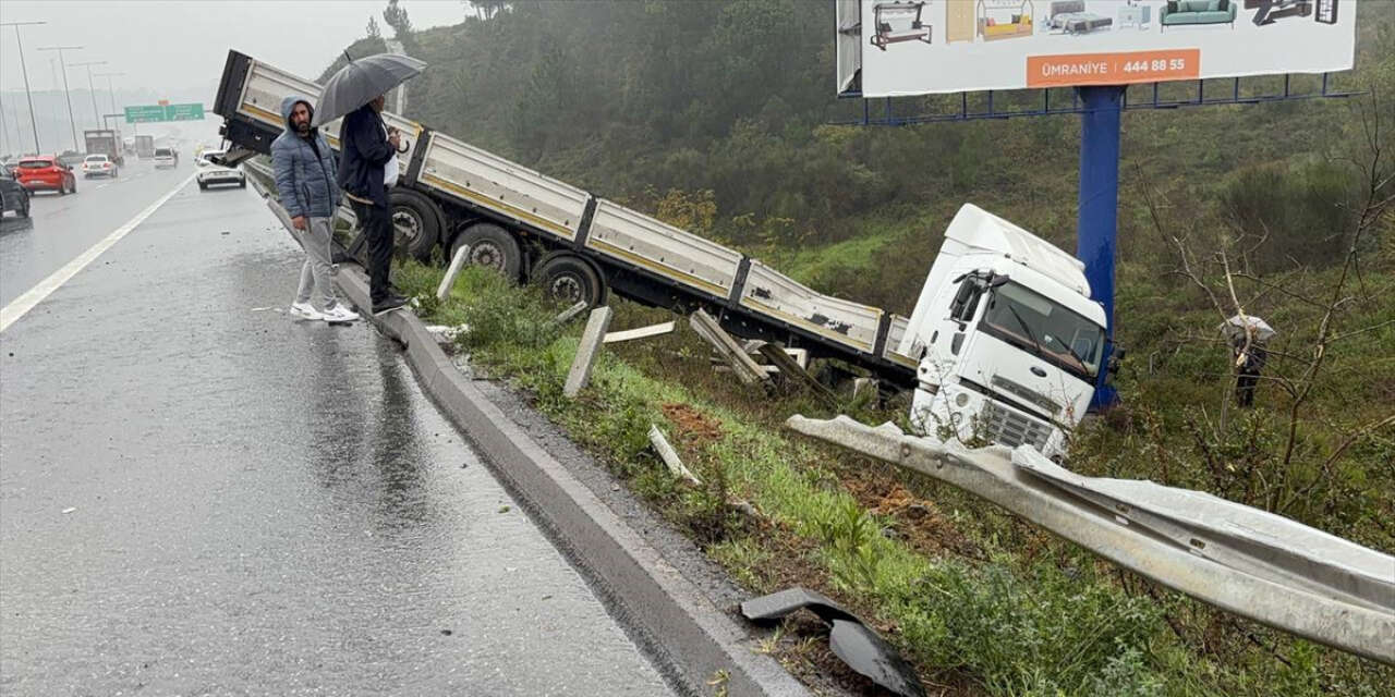 Otoyolda TIR şarampole devrildi