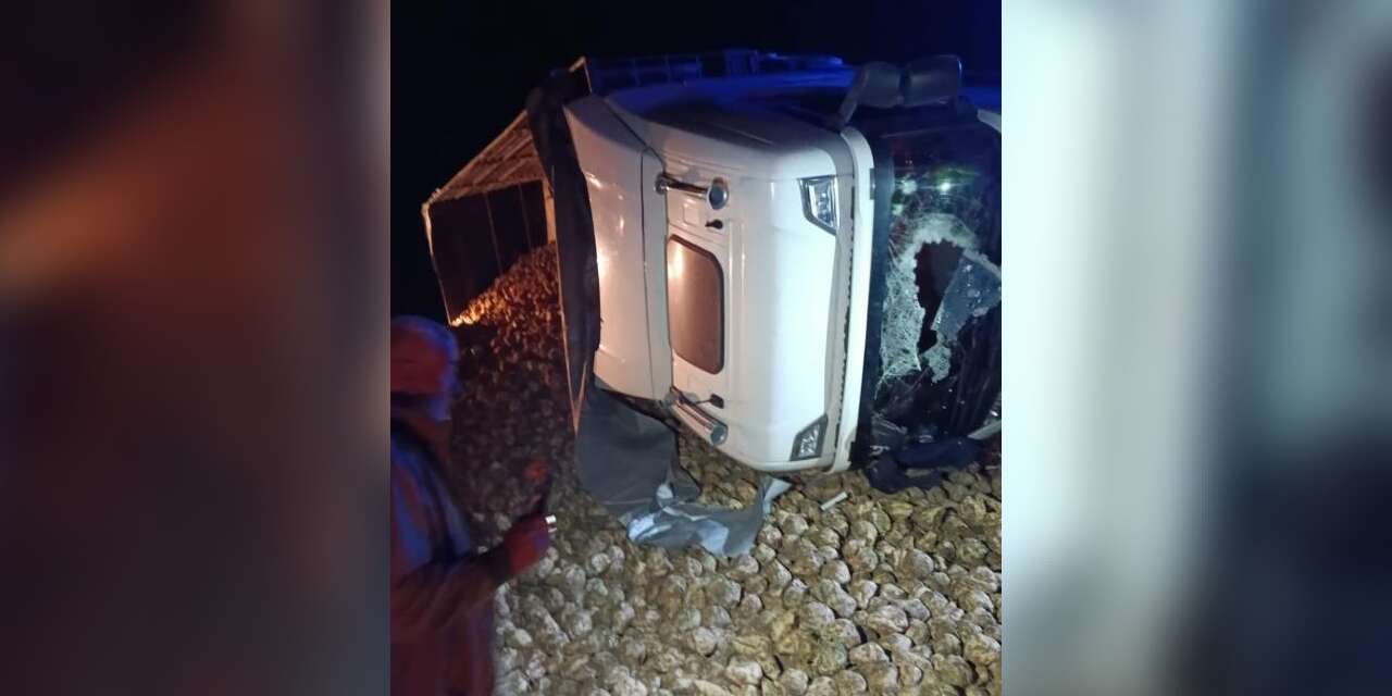 Şeker pancarı yüklü TIR devrildi, sürücü hayatını kaybetti