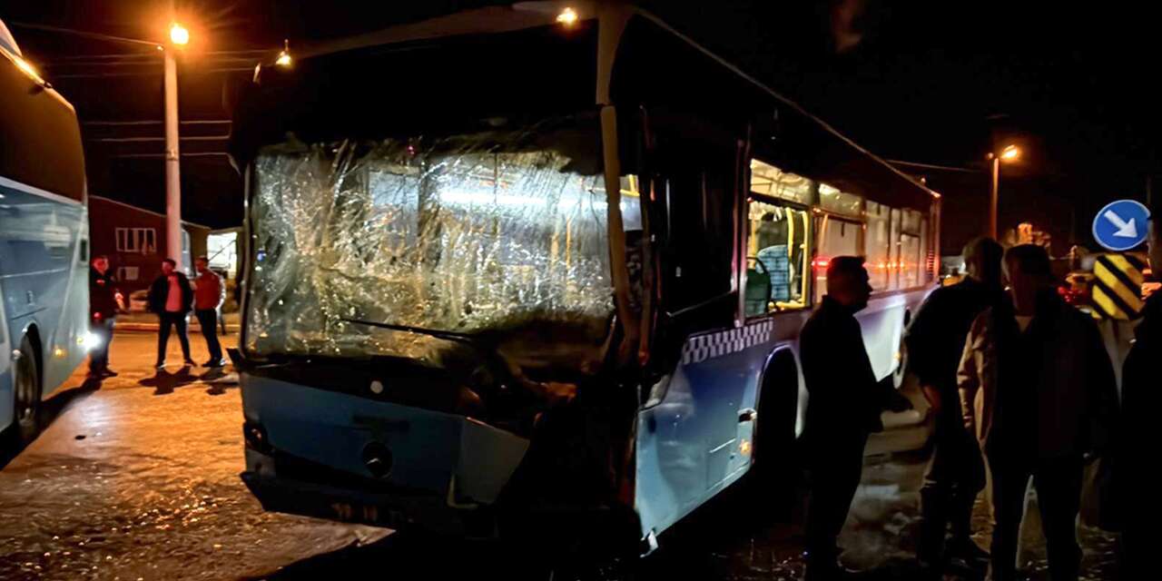 İki otobüs birbirine girdi! Çok sayıda yaralı var