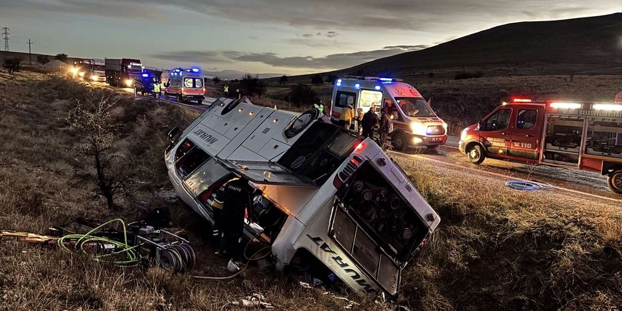 Yolcu otobüsü devrildi! 2 ölü, 21 yaralı