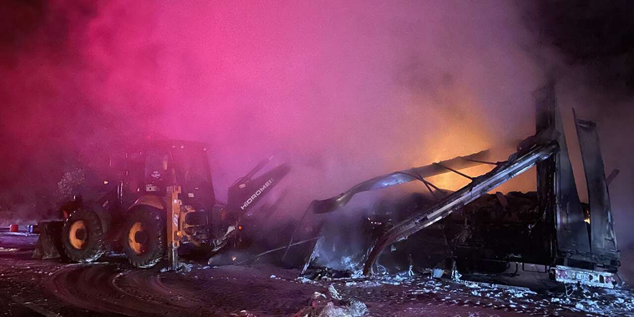 Seyir halinde alev alan TIR küle döndü