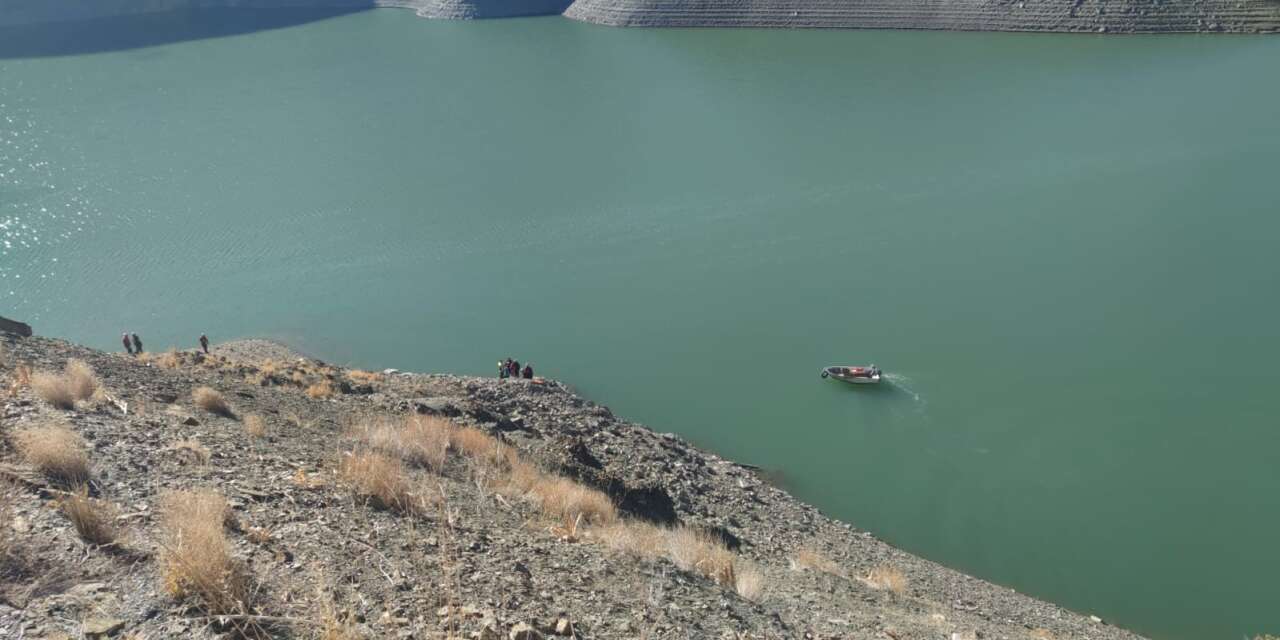 İçinde 3 kişinin olduğu araç baraja uçtu! Kurtarma çalışmaları başlatıldı