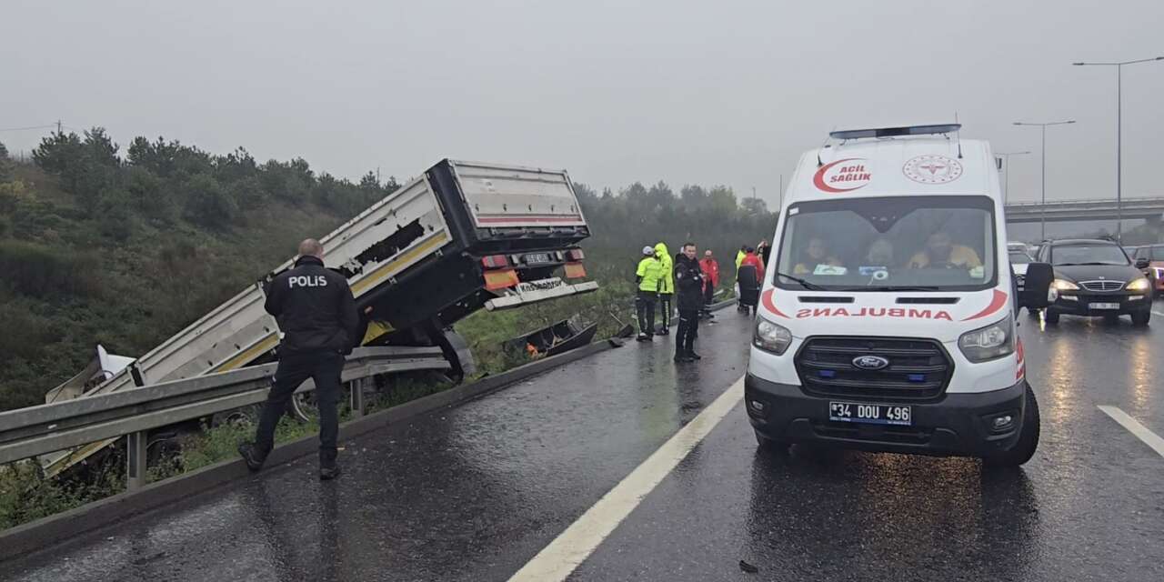 Otoyol’da dehşet! TIR ters döndü, otomobille burun buruna geldi