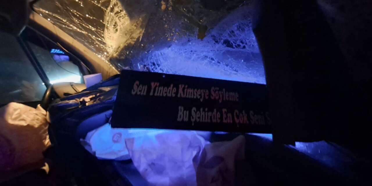 Tünelde feci kaza! Minibüs TIR’a çarptı, yaralılar var