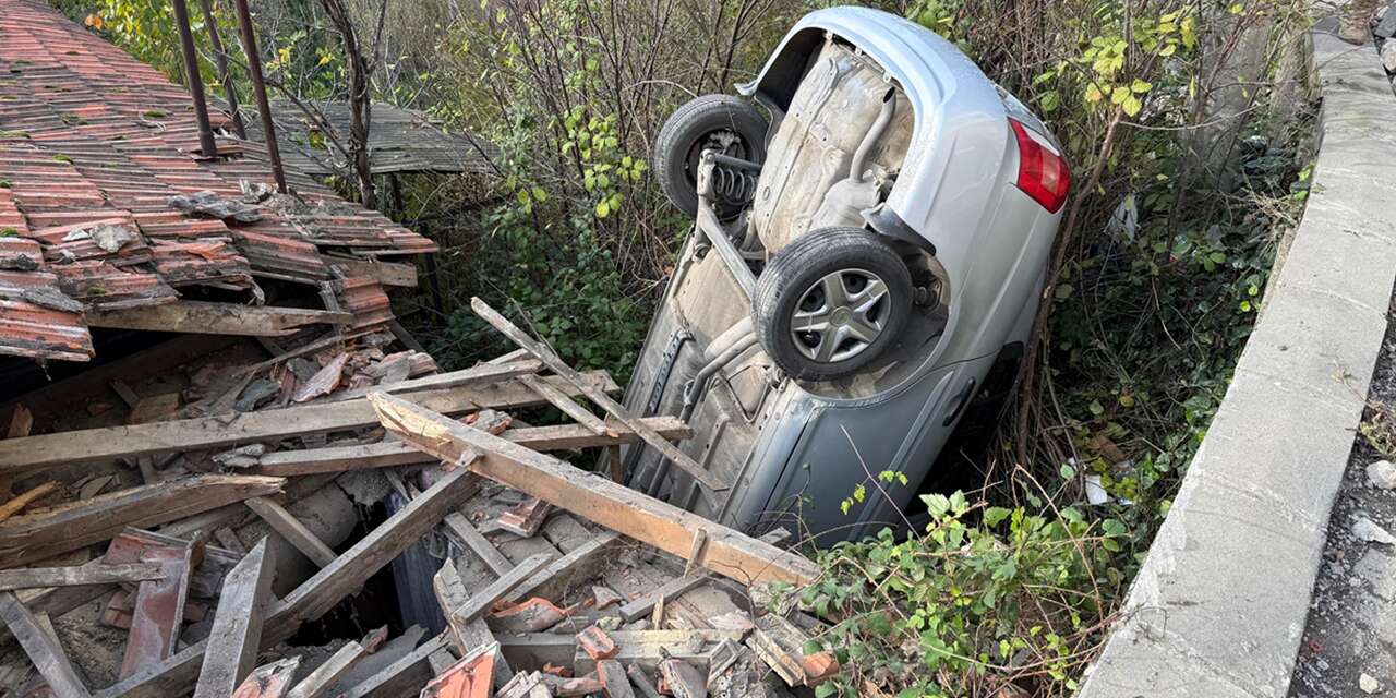 Evin çatısına otomobil düştü