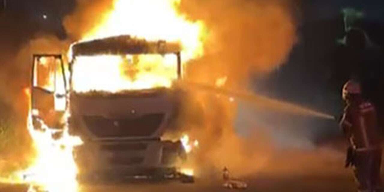 Kömür yüklü TIR alev topuna döndü! Sürücü araçtan aşağı atladı