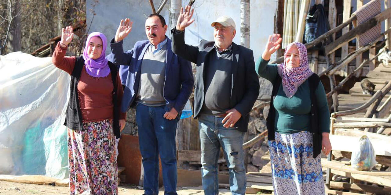 63 yıldır birlikteki kardeşleri eşleri de ayıramadı! Tarla, ev hepsi ortak