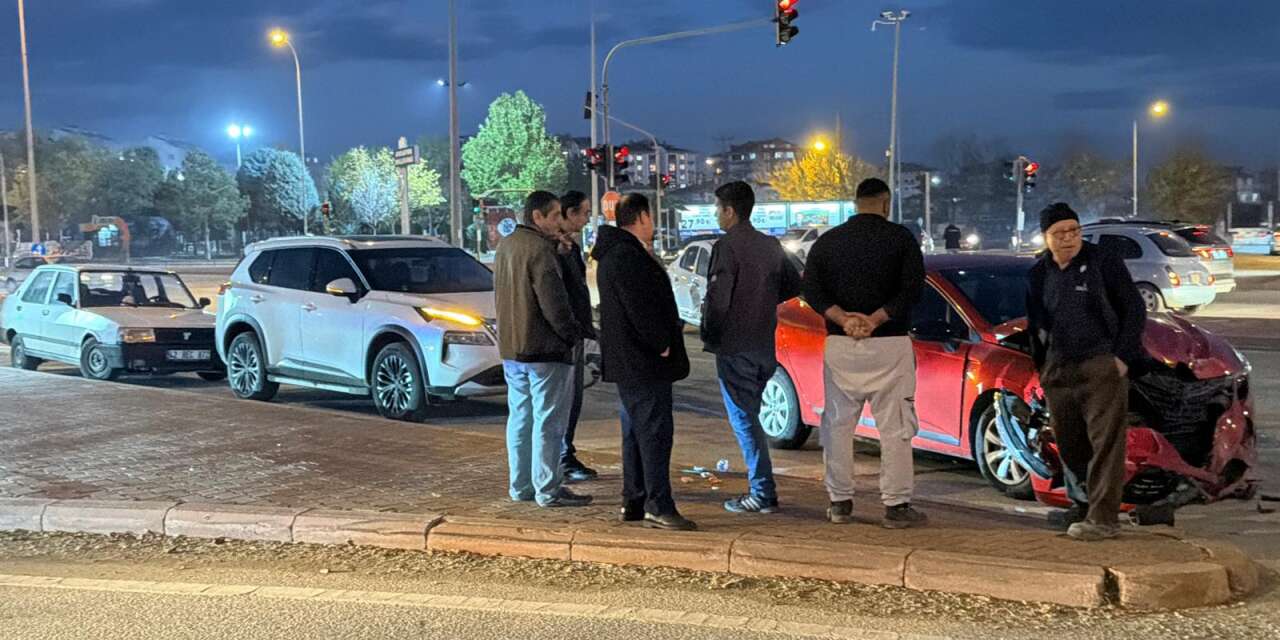 Konya’da iki otomobil kavşakta çarpıştı, 2 kişi yaralandı