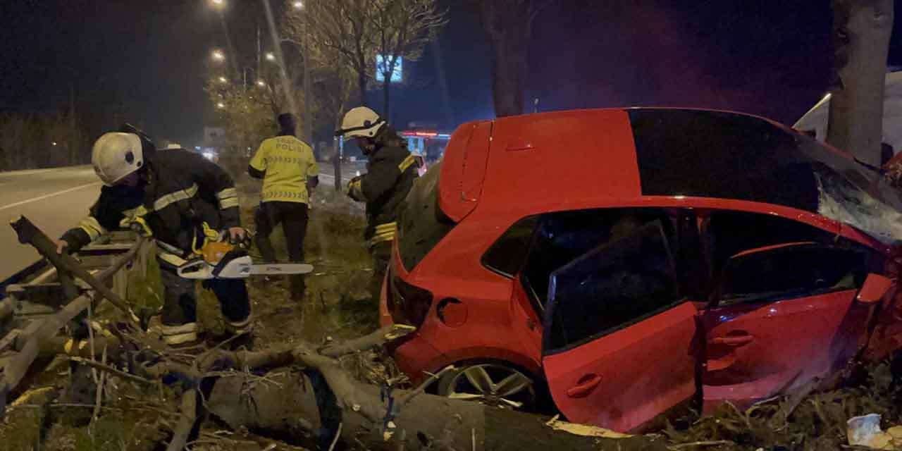 Feci kazada otomobil ağaca çarptı! Sürücünün durumu ağır