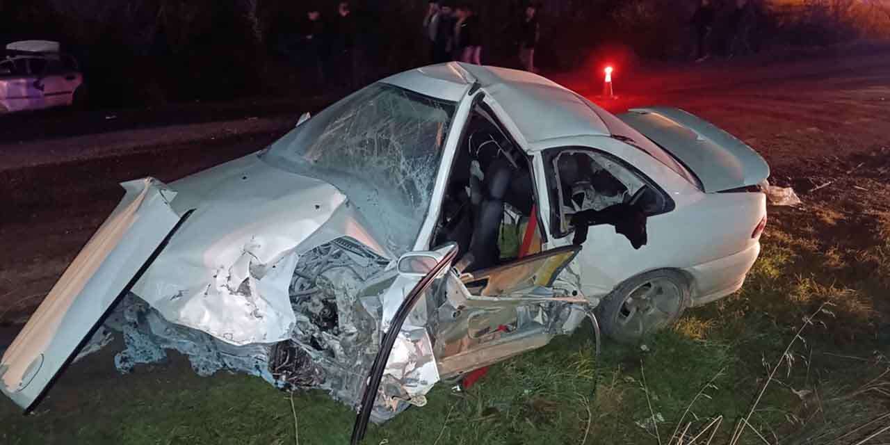 İki otomobil birbirine girdi! 8 yaralı var