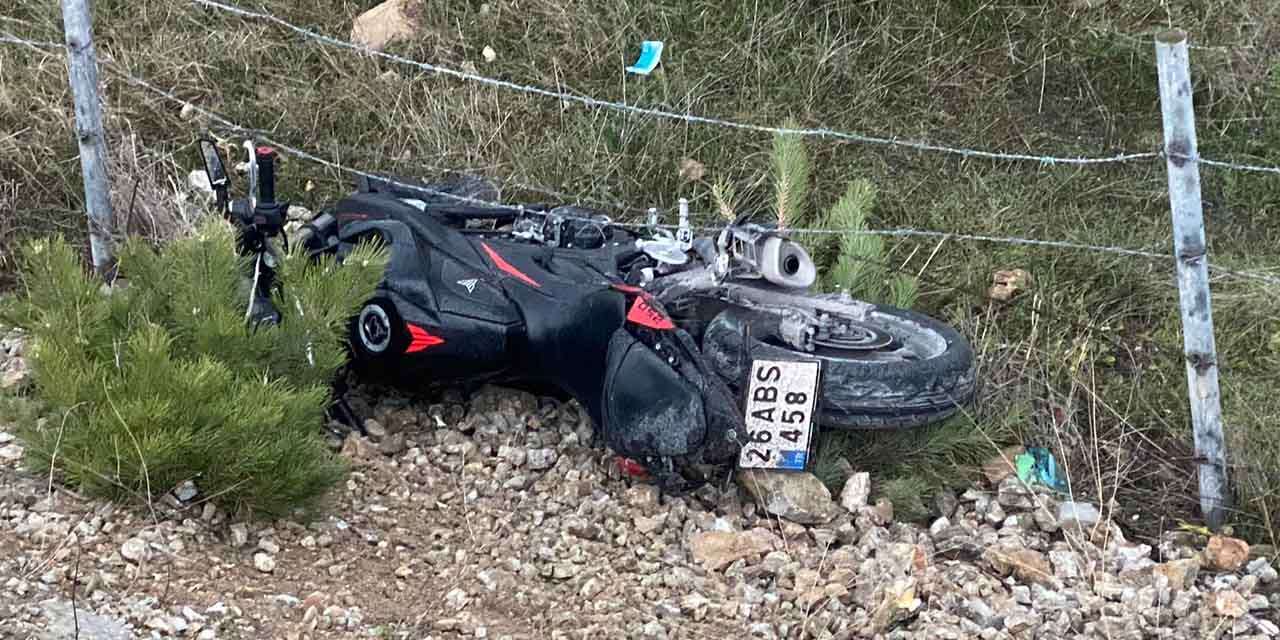 Kontrolden çıkan motosiklet köprüden uçtu