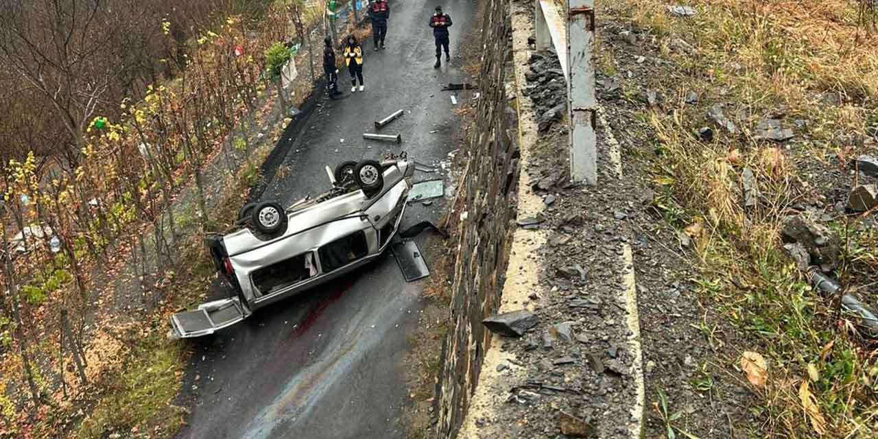 Kamyonet refüjden yuvarlandı! 2’si kardeş, 3 kişi öldü