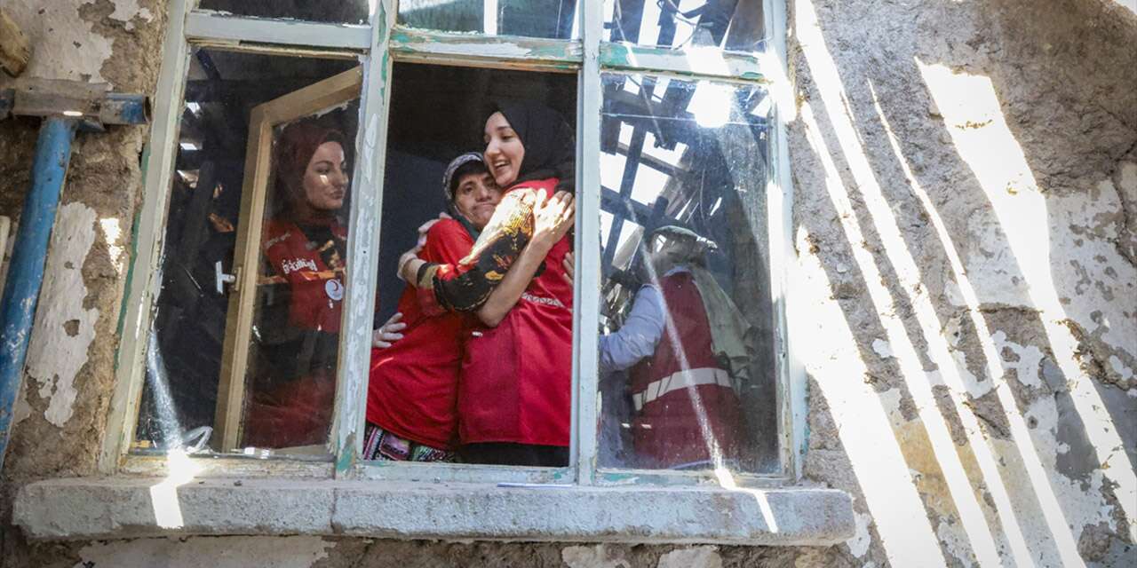 Konya’da engelli kız ve babasına yürek ısıtan dokunuş