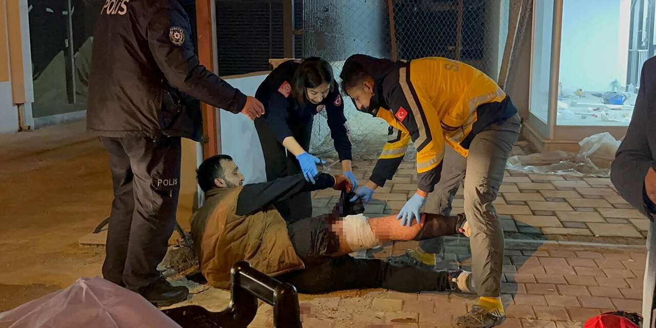 Sokak ortasında bıçakladılar! Çocuklara verdiği sigara canından ediyordu