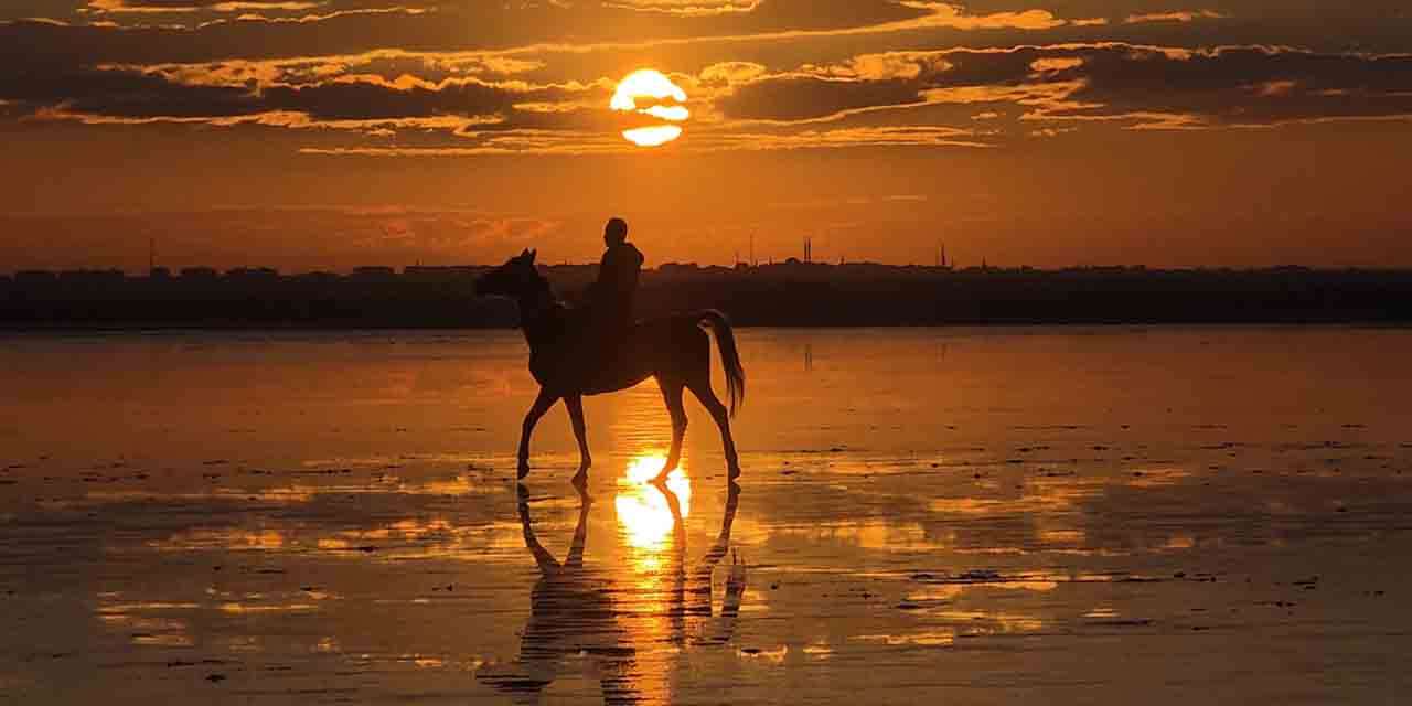 Tuz Gölü'ndeki gün batımı görsel şölen oluşturdu