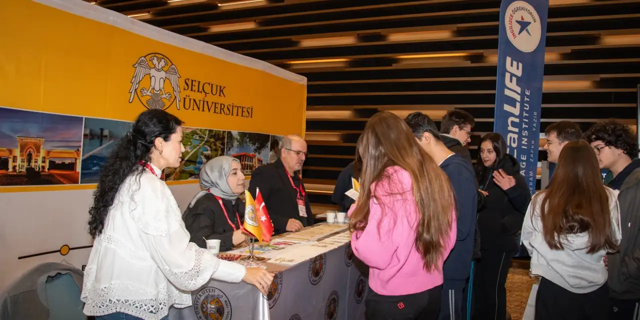 Konya'daki üniversitenin standını gençler sardı