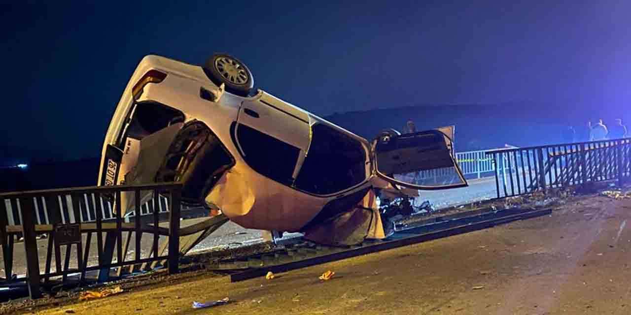 Feci kazada otomobil köprü demirine saplandı! Ölü ve yaralılar var