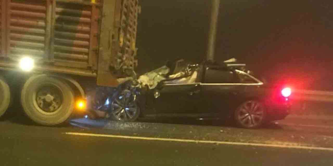 TIR’a çarpan otomobildeki 4 kişi feci şekilde can verdi