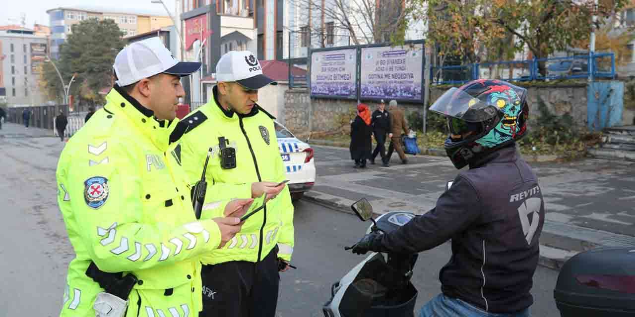 Trafik polisinin denetim sırasında yaptığı hareket sosyal medyada olay oldu