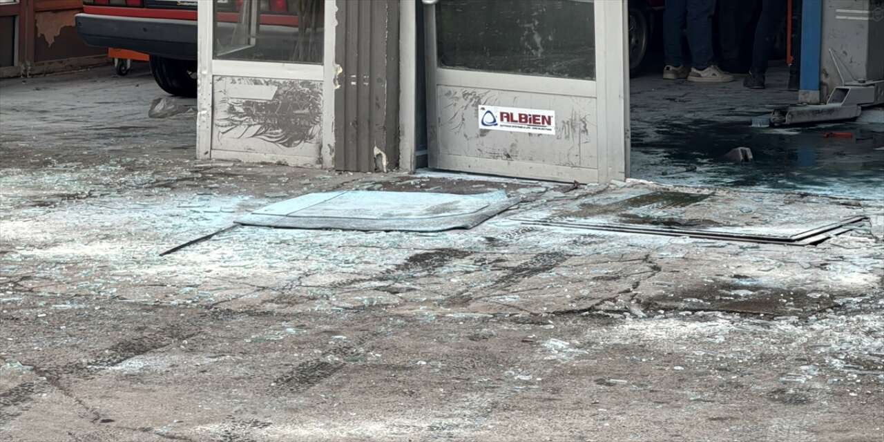 Sanayide otomobilin LPG tankı patladı, ortalık savaş alanına döndü