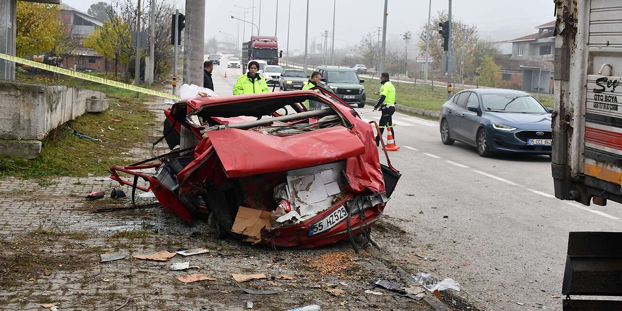 Işıkta bekleyen Tofaş’a kamyon çarptı! Araç kağıt gibi katlandı